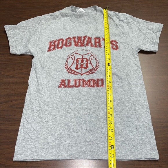 Hogwarts Alumni T-shirt - Picture 3 of 7